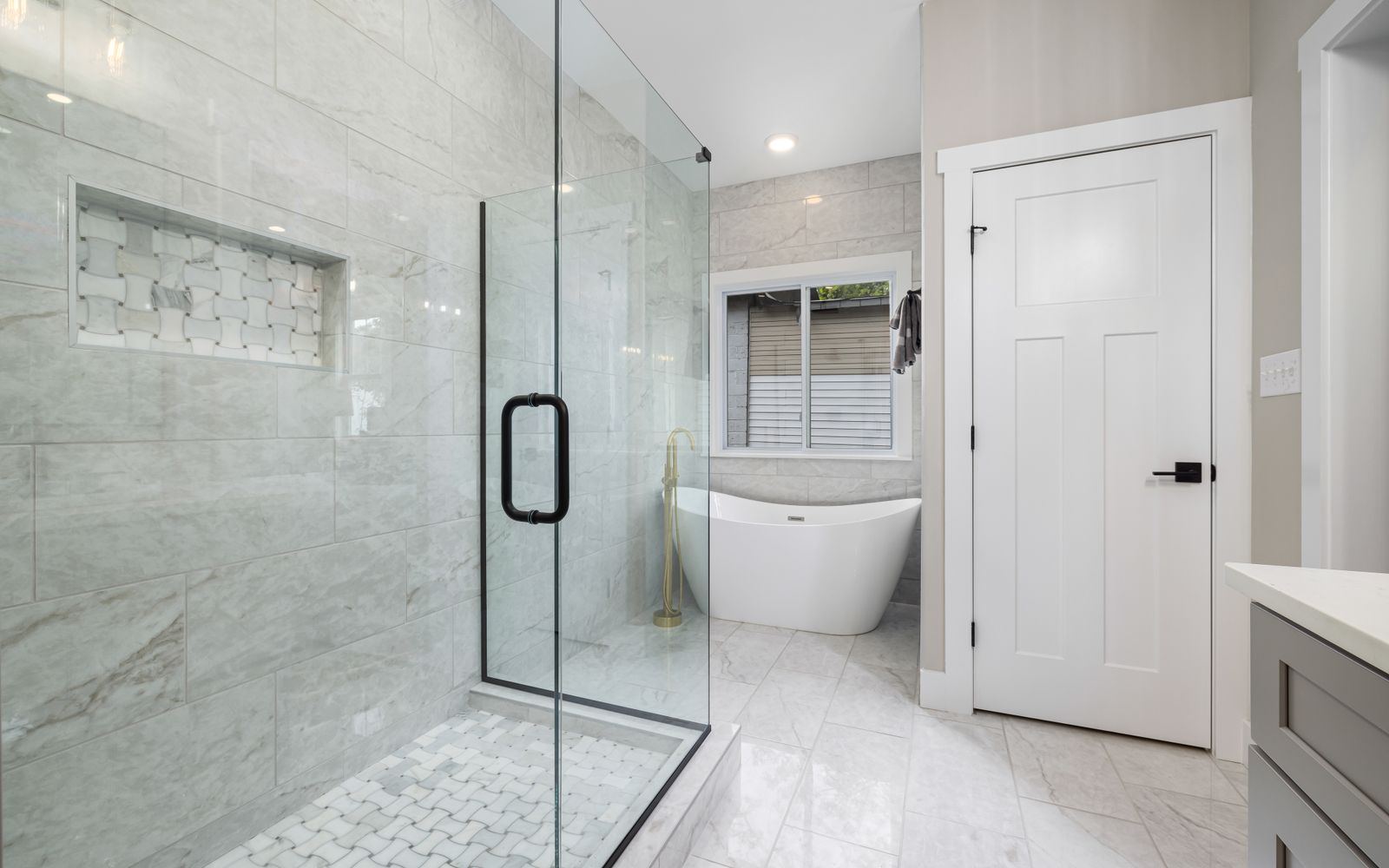 Salle de bain rénovée avec douche à l'italienne