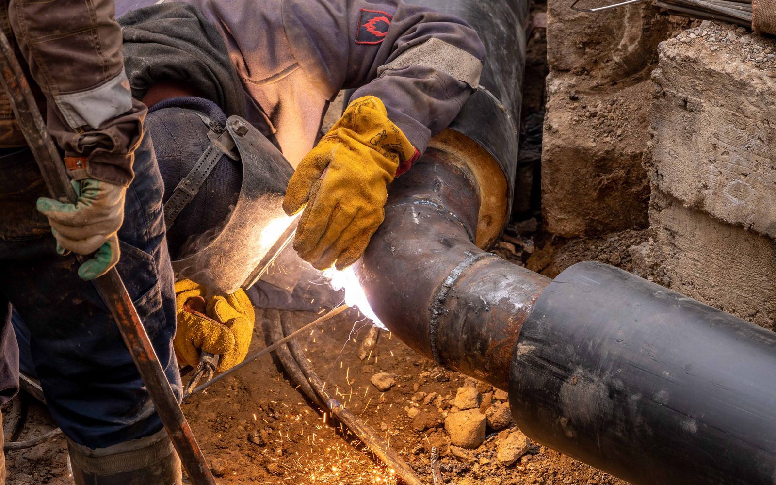 Plombier intervenant en urgence sur une canalisation
